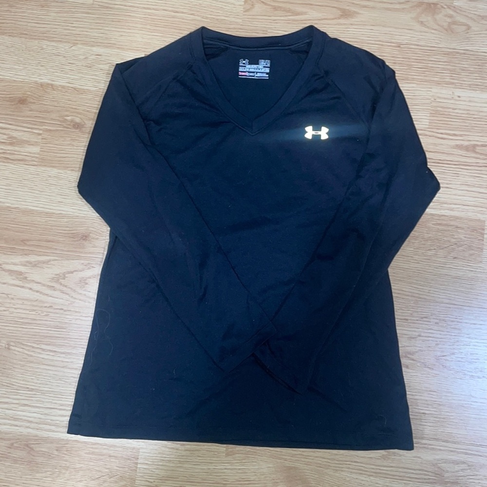 Long sleeve semi fitted under armour workout shirt